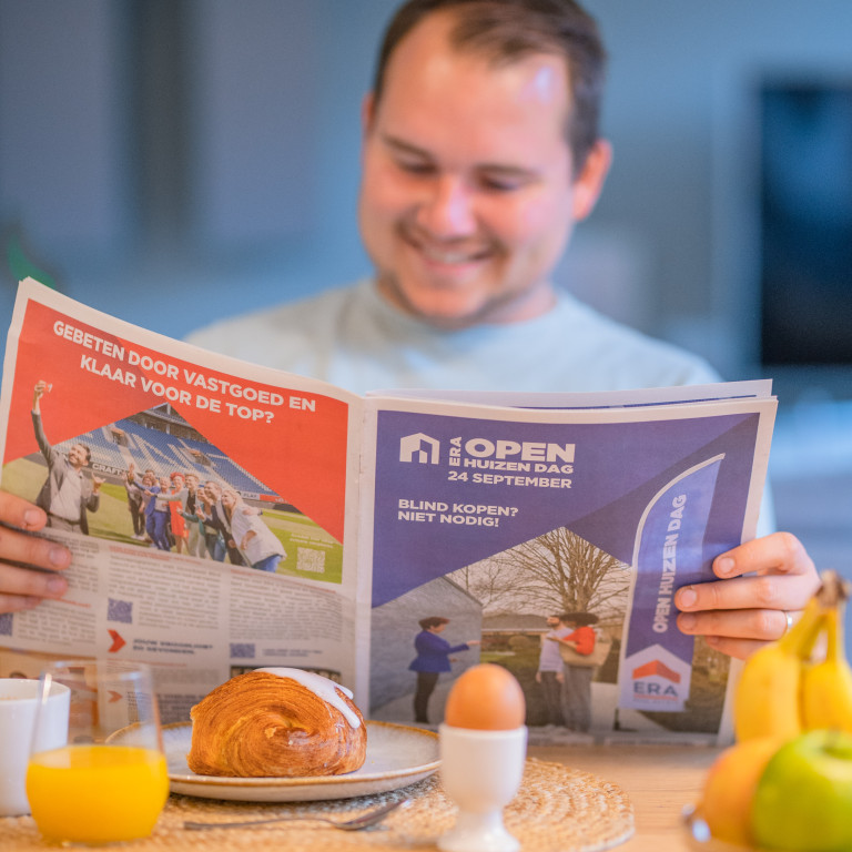Koper leest ERA Open Huizen Dag krant aan ontbijttafel