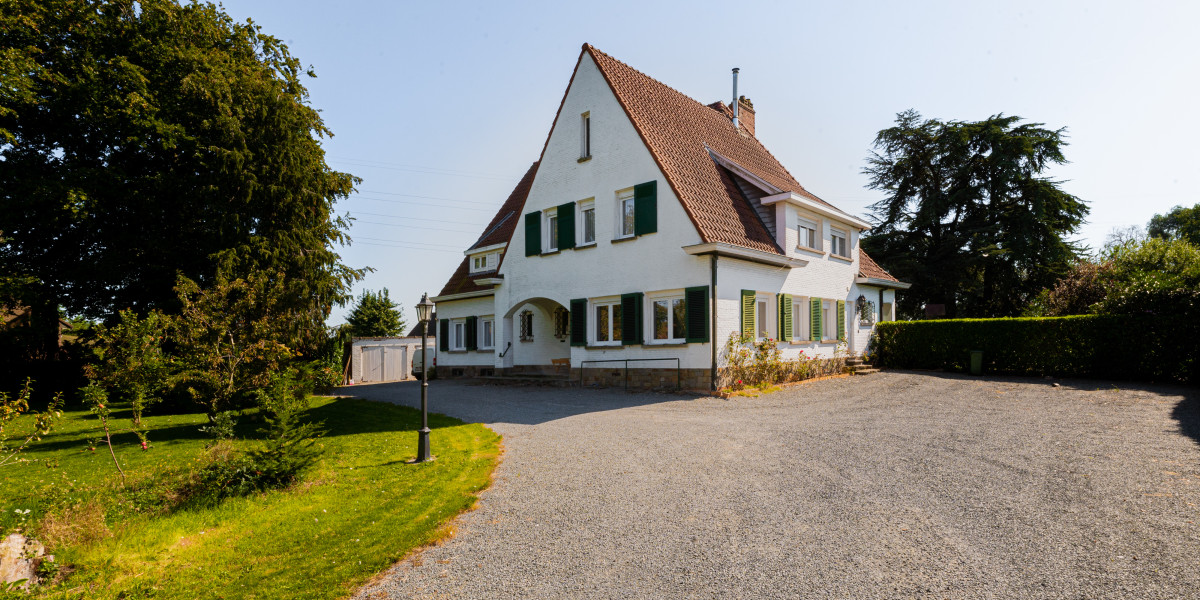 Gevel huis met oprit
