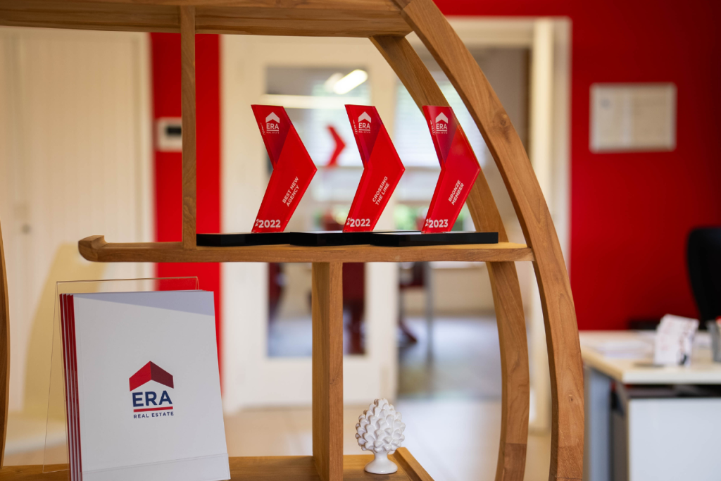 Een kast met ERA Awards in de hal.