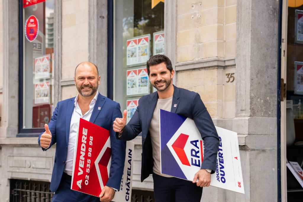 Deux agents immobiliers devant l'agence ERA CHÂTELAIN.