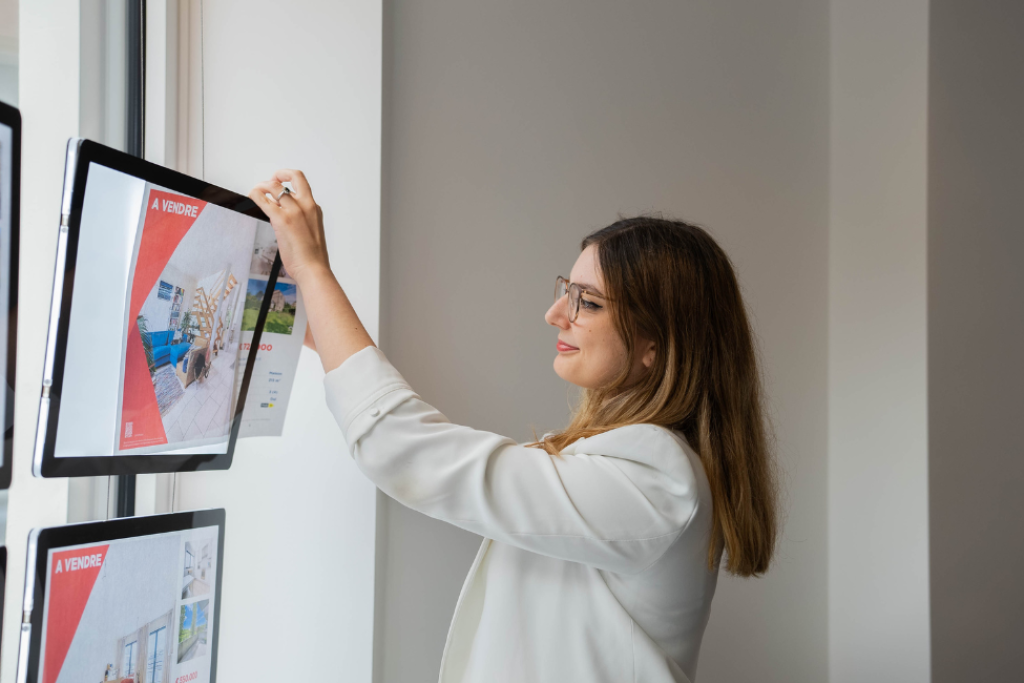 Agent immobilier dans l'étalage de l'agence.