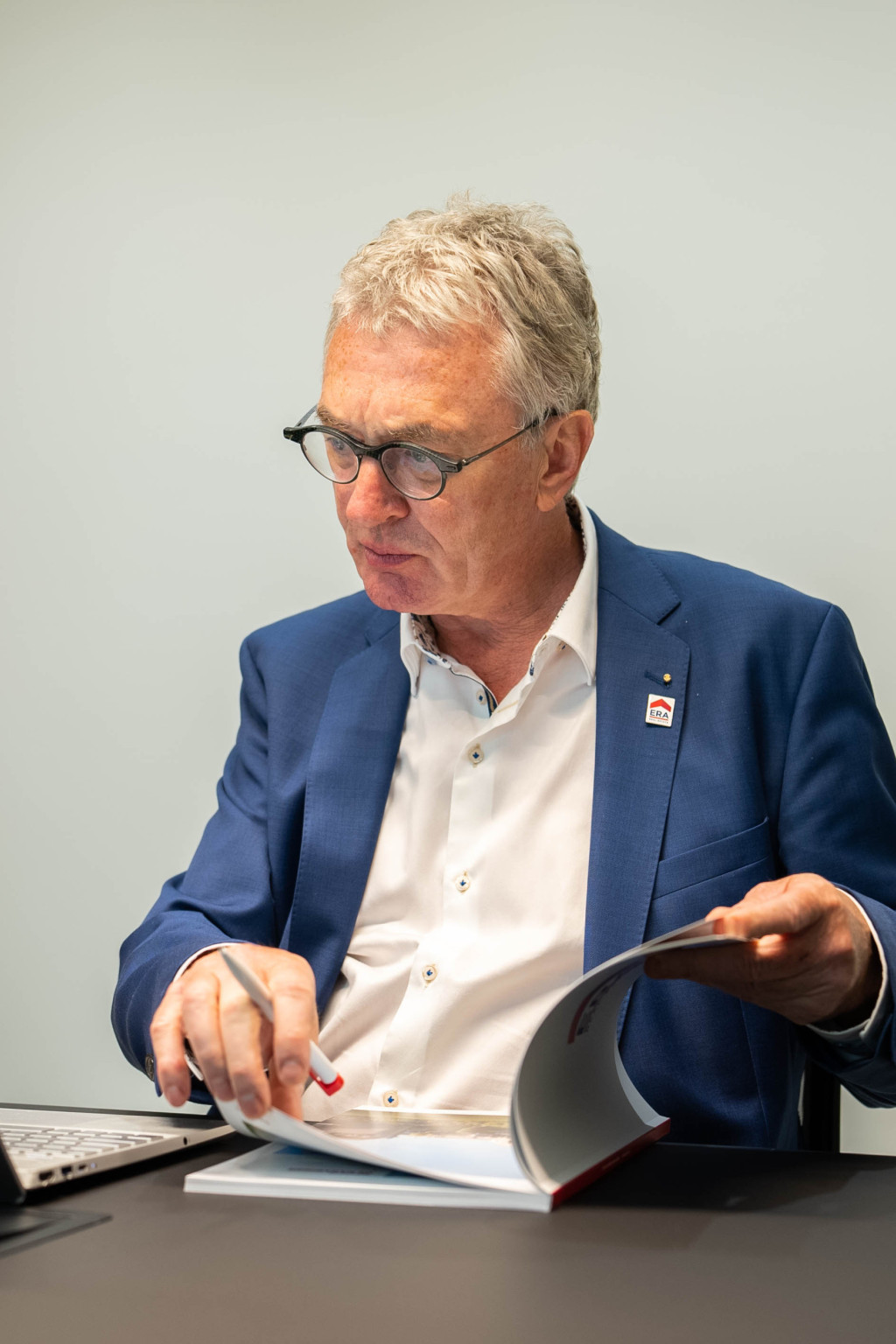 ERA makelaar met verkoopverslag
