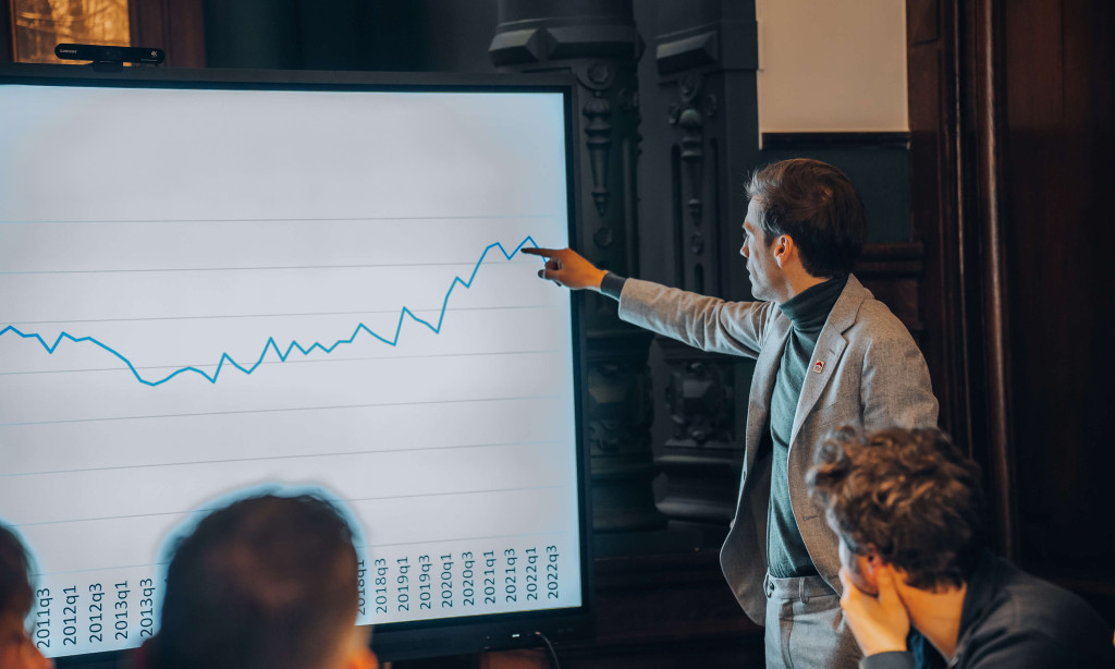 Johan Krijgsman, CEO van ERA, presenteert de ERA Barometer.