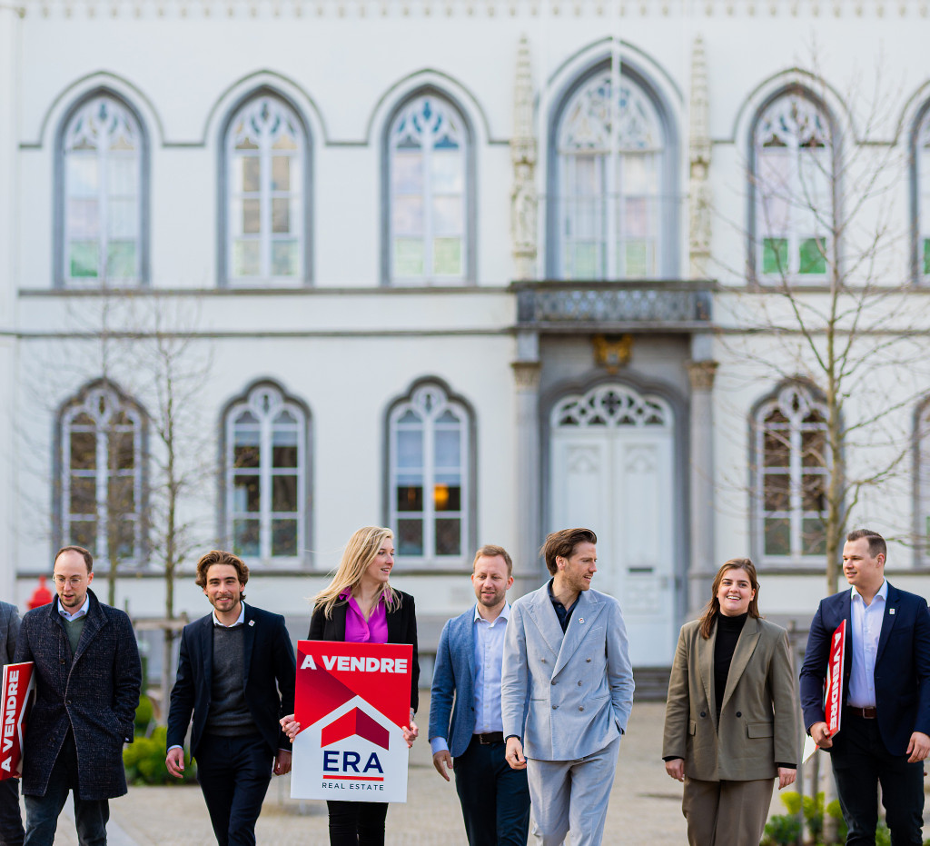 Les agents immobiliers de l'ERA en rang d'oignons