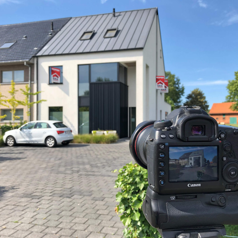 Een fotograaf neemt professionele foto's van een pand.