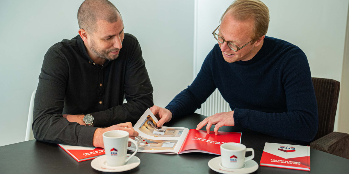 Twee mannen bekijken samen een brochure.