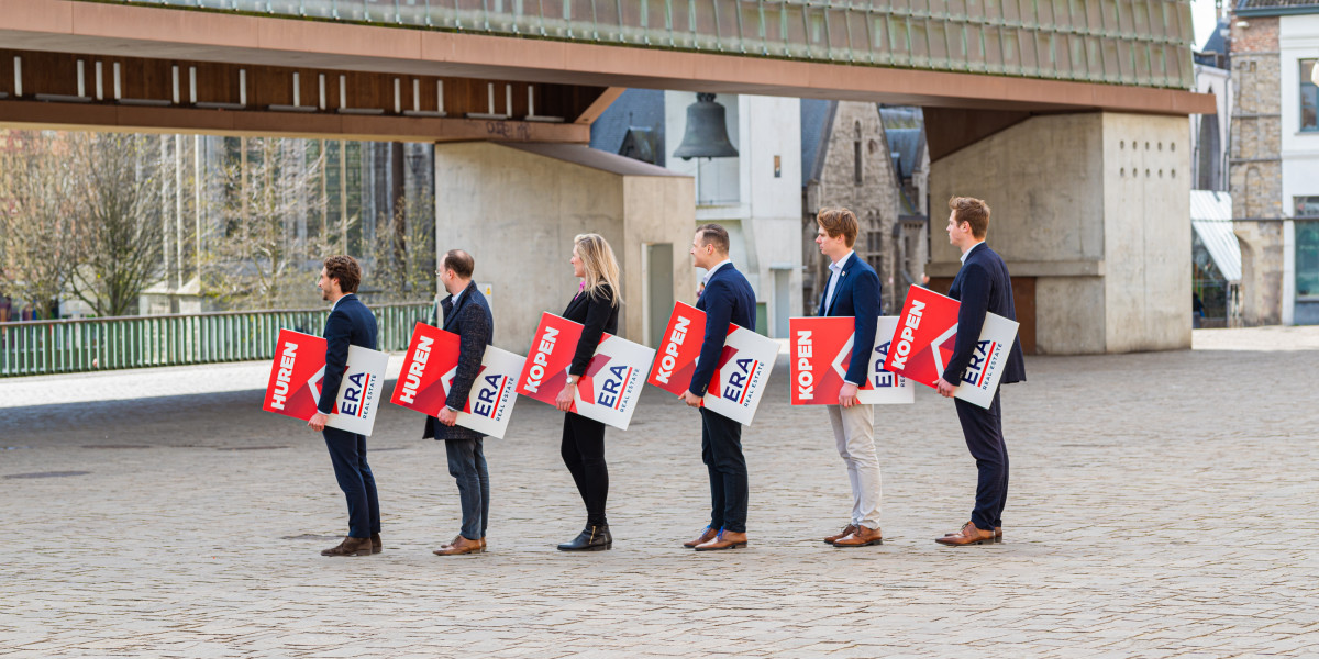 Verschillende ERA makelaars staan naast mekaar met elks een ERA V-Bord in hun handen.