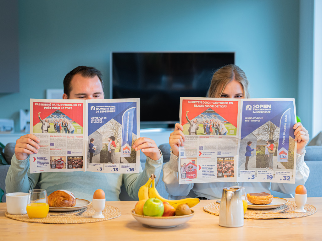Klanten lezen de ERA Open Huizen Dag krantenbijlage