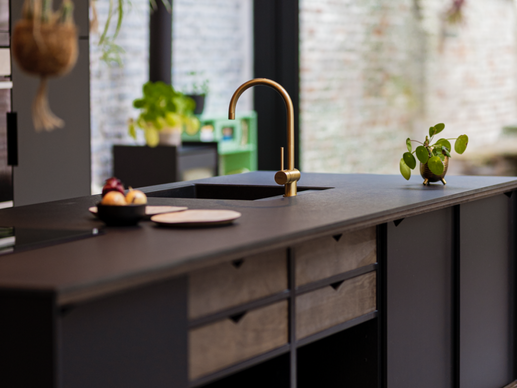Moderne zwarte keuken