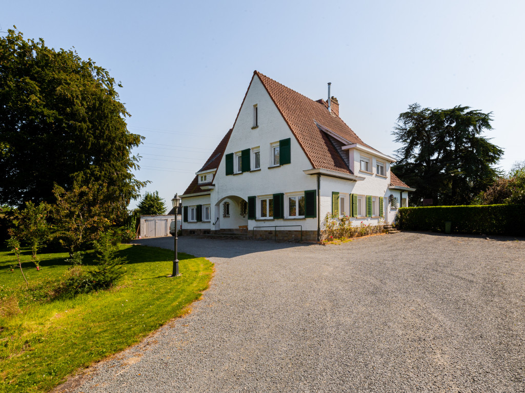 Facade house with driveway