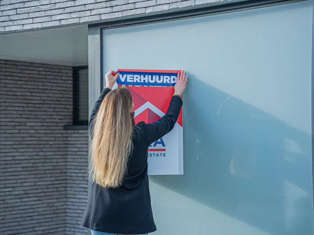 Verhuurd sticker op pand
